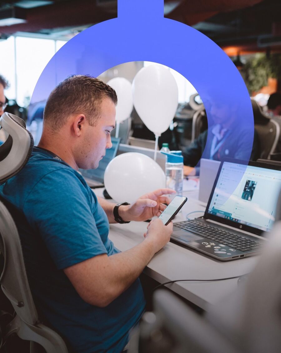 Imagem de um novo executivo Loovi participando de treinamento online ao vivo pelo celular e notebook.